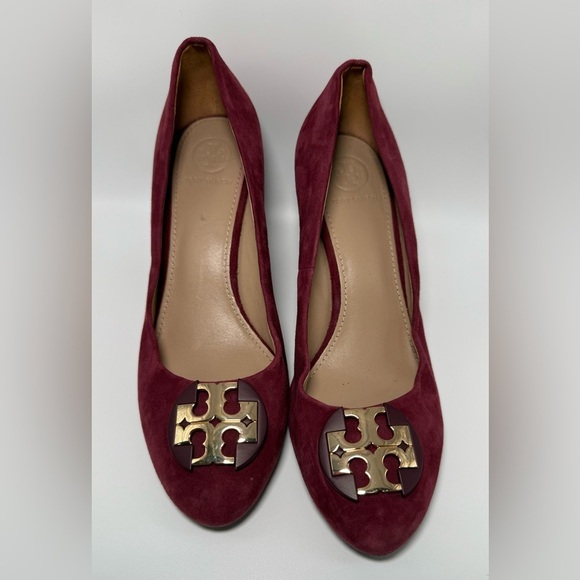 TORY BURCH LUNA EMBELLISHED SUEDE MEDALLION WEDGE HEEL PUMPS SZ 7M - Picture 9 of 15